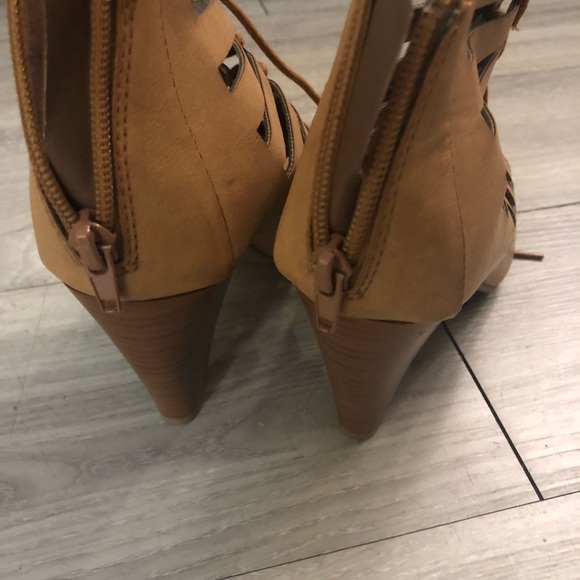 Brown lace heels - Picture 3 of 5